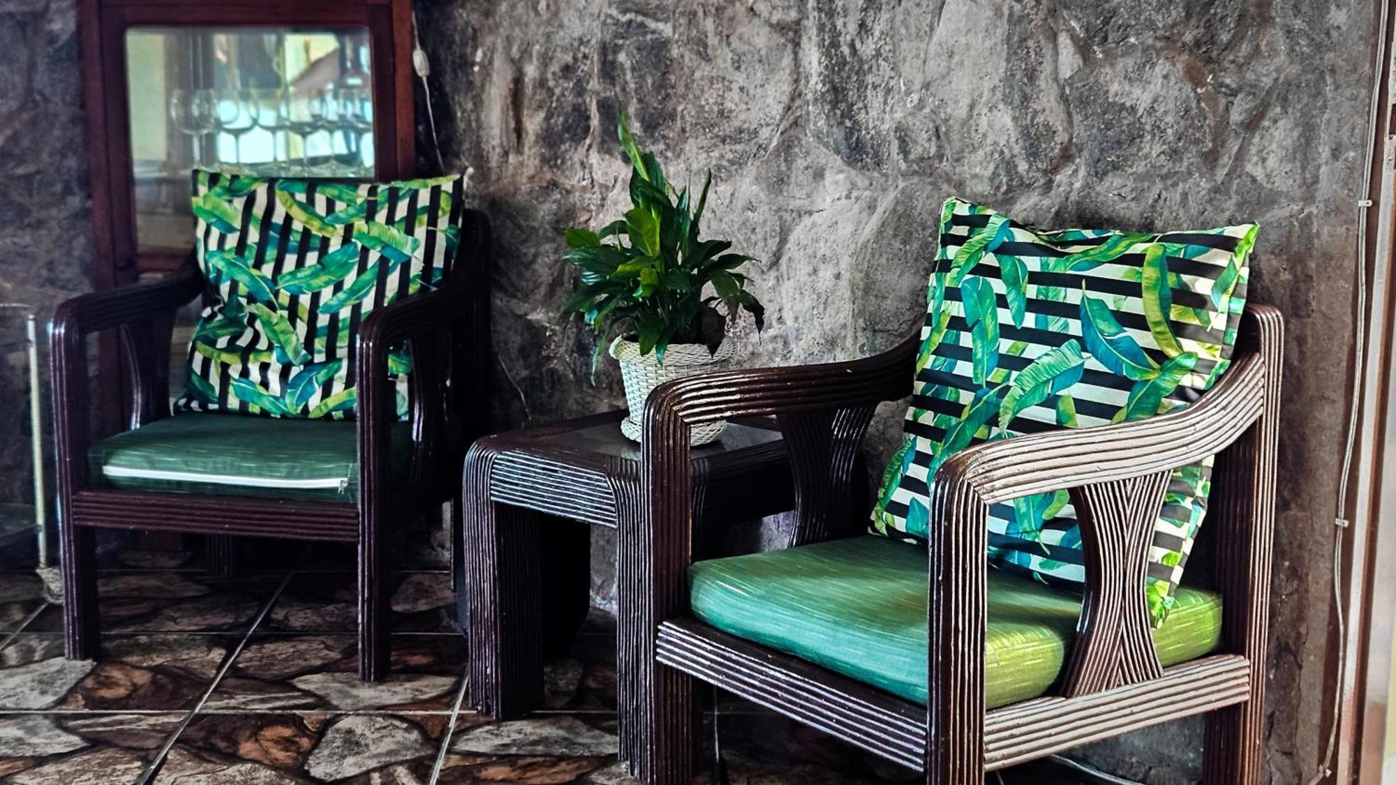 فندق Bella Vista Ocean View Búzios المظهر الخارجي الصورة A set of rattan furniture